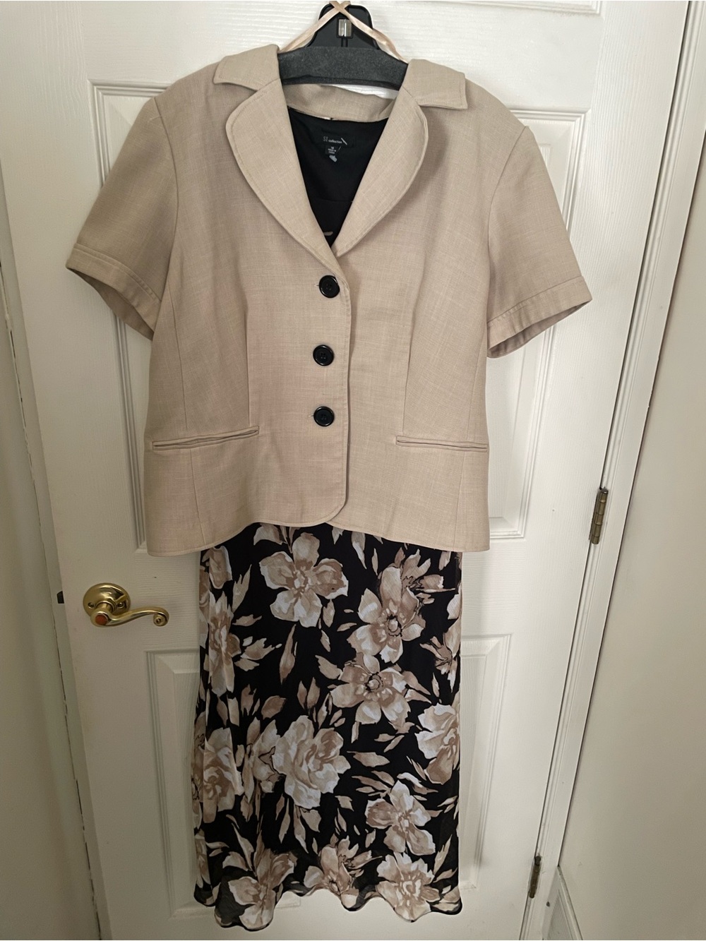 SD Collection Beige Short-Sleeve Blazer with Black Floral Maxi Dress,